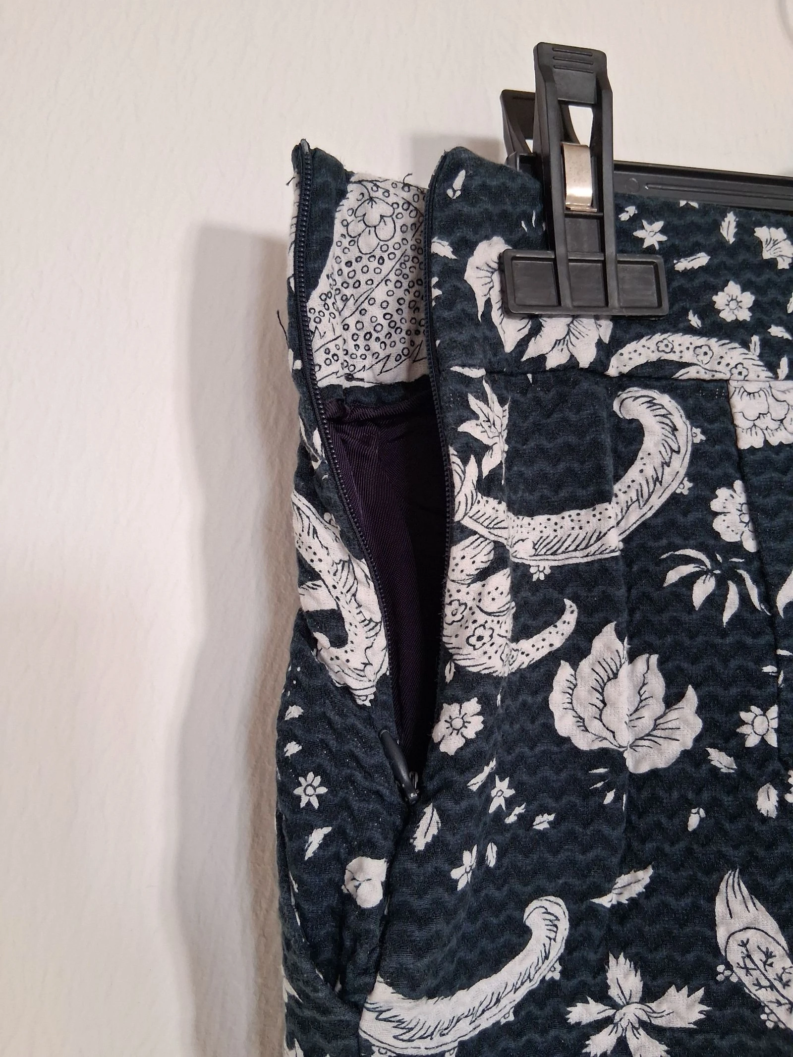 Short Zara Woman azul marino y blanco crudo - Motivo floral exótico - 100% algodón estriado – photo 4